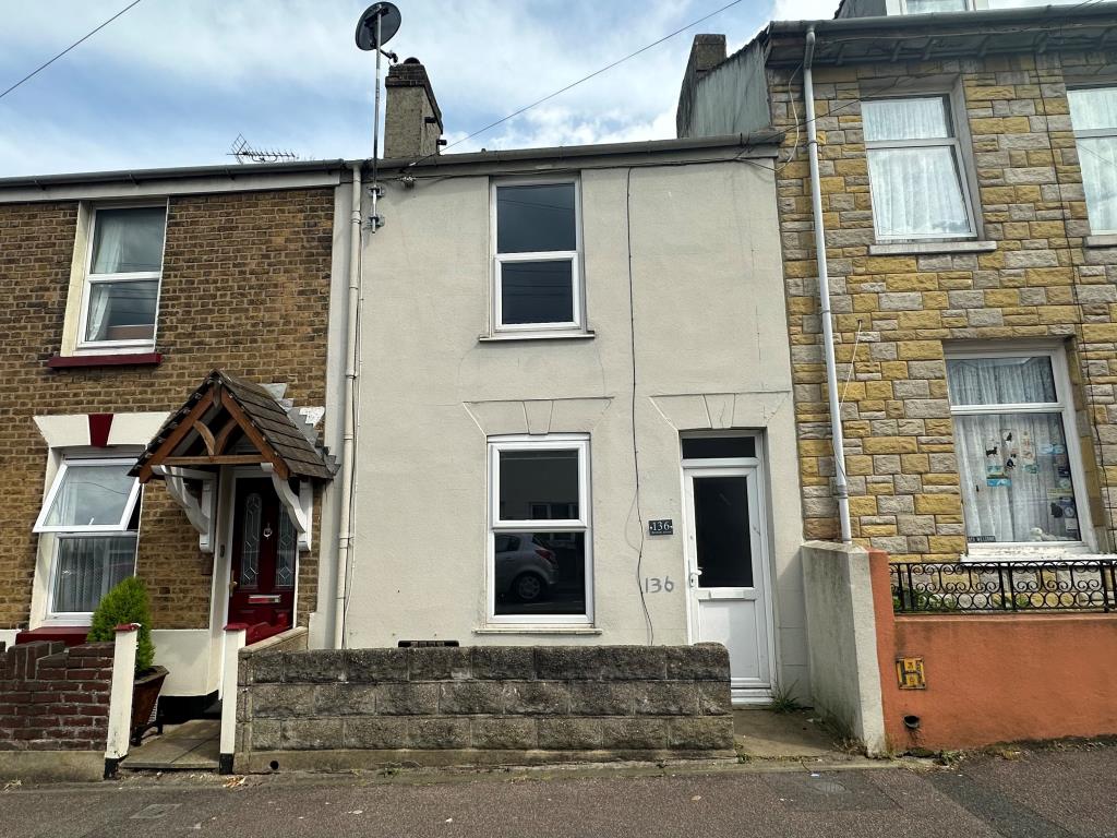 Lot: 115 - MID-TERRACE HOUSE FOR REFURBISHMENT - Mid terrace house